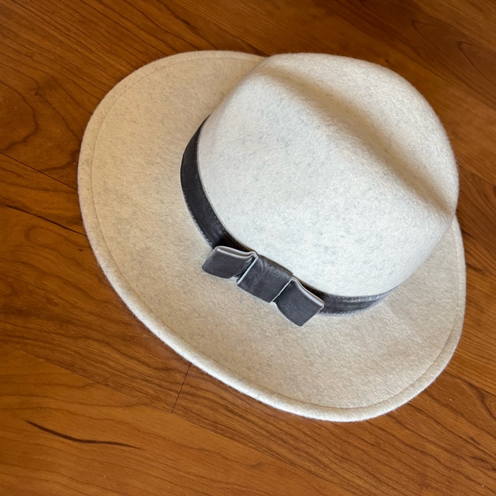 Janie and Jack hat with velvet bow size 12-24